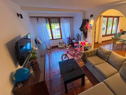 VENTA CASA 4 AMBIENTES CON PATIO BARRIO CAISAMAR.