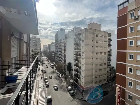 3 ambientes al frente con balcón saliente