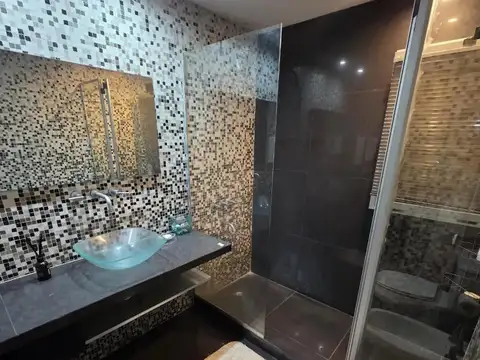 Casa 7 ambientes con 2 baños