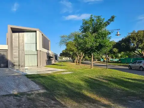 Moderna Casa En Chacras De La Villa