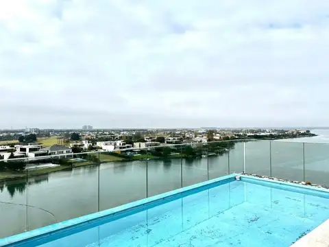 Departamento duplex en esquina, con pileta y parrilla.