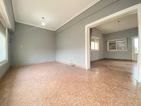 881 4300, Piso 1