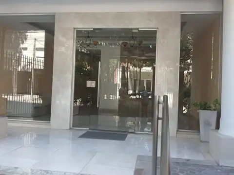 Hermoso departamento 3 ambientes " A ESTRENAR" 1* piso contra frente con patio.-