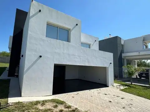 CASA 3 DORMITORIOS CON PILETA EN BARRIO TIERRALTA