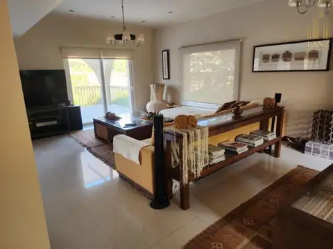 Casa en Venta con 4 cocheras