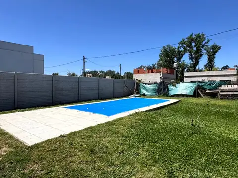 VENTA CASA CON PILETA, QUINCHO, Bº SEMI CERRADO