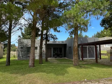 Casa moderna en Costa Esmeralda-Barrio Golf 1, con pileta y gran parque