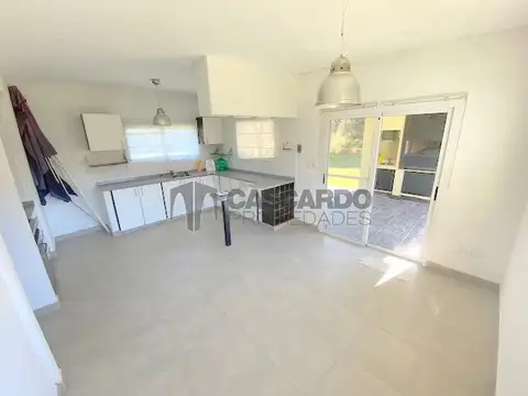 Casa 4 ambientes con 2 baños