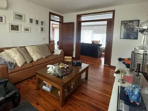 Casa 8 ambientes con pileta en venta - Barrancas de Guido - Quilmes