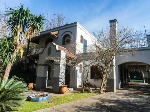 Casa colonial con pileta y parque en Las Casuarina