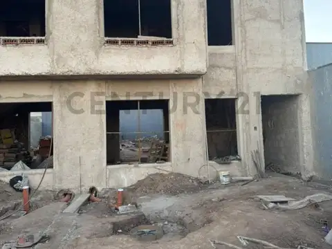 Hermoso dúplex de 2 dormitorios y 2 baños Etapa 3 , ubicado frente a espacio verde, en un entorno tr