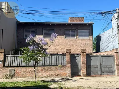 Casa en venta, con gran parque y pileta