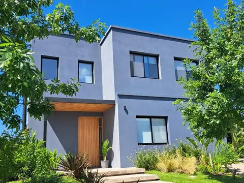 Casa en venta 7 ambientes en Los Castaños Nordelta en lote interno