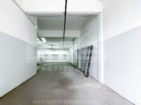 H. Yrigoyen  al 2700, entre Warnes y Valle Grande