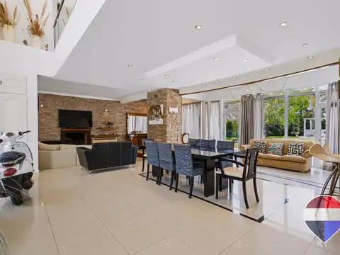 Casa en Venta con 2 cocheras