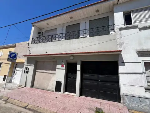 Casa a la venta con local, galpón-cochera y quincho