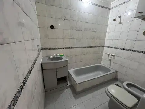 Casa a la venta con local, galpón-cochera y quincho