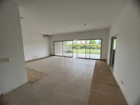 Casa 4 ambientes con 3 baños