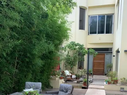 CASA 5 AMBIENTES C/COCHERA, QUINCHO Y PILETA 