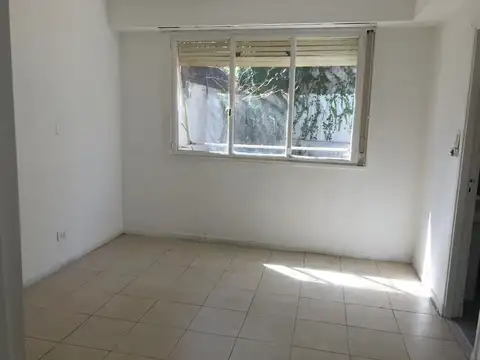 Luminoso monoambiente con parque y cocina separada. No paga expensas.