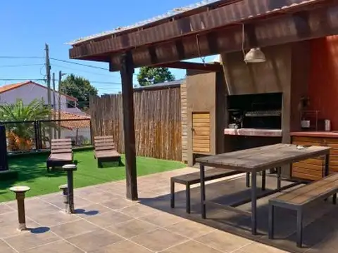 Alquiler Casa PH al Frente en Quilmes – 2 Dormitorios, Garaje y Terraza con Parrilla