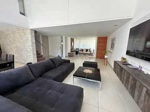 Casa en Alquiler Temporal con 2 cocheras