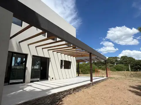 Casa 4 ambientes con 3 baños