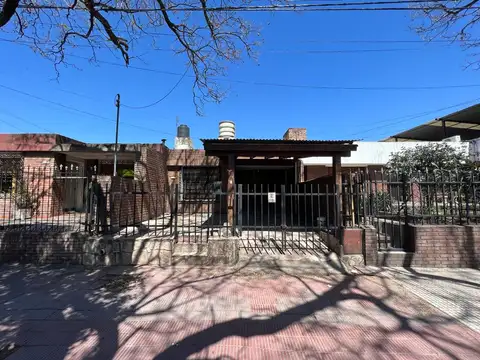 B OBSERVATORIO - VENDO CASA 2 DORMITORIOS CON DPTO-  CON RENTA -