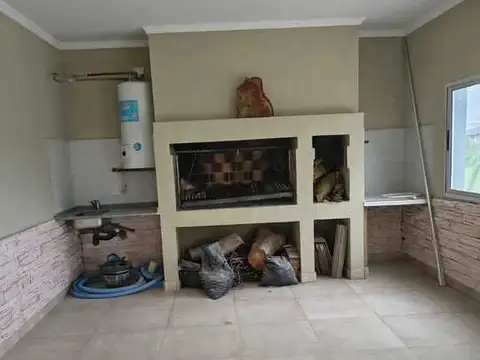 Casa en Alquiler con 3 cocheras