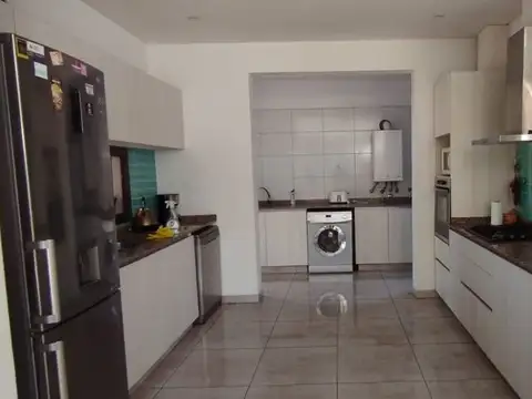 Casa 6 ambientes con 2 baños