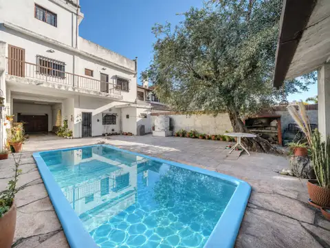 CASA 4 AMB CON PILETA Y COCHERA - CASEROS NORTE
