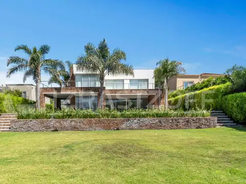 Casa en venta/alquiler en Santa Bárbara de 4/5 dormitorios en suite con costa a la laguna