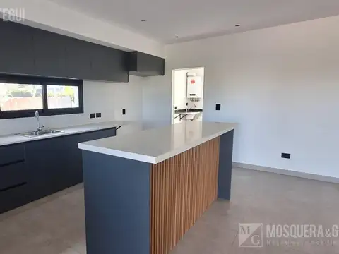 Casa 5 ambientes con 2 baños