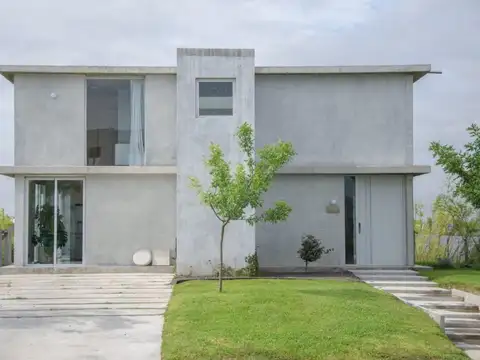 Casa 4 ambientes con 3 baños