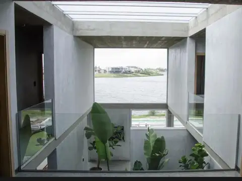Casa en Venta con 4 cocheras