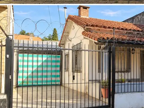 Casa 3 ambientes sobre lote de 10X 20 - OPORTUNIDAD -Beccar.