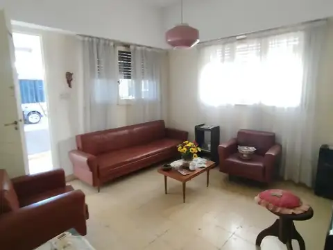 Casa 3 ambientes sobre lote de 10X 20 - OPORTUNIDAD -Beccar.