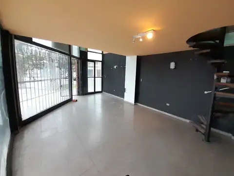 Oficina / Local en esquina 2 plantas + espacio aéreo. POSIBILIDADES DE AMPLIACION!