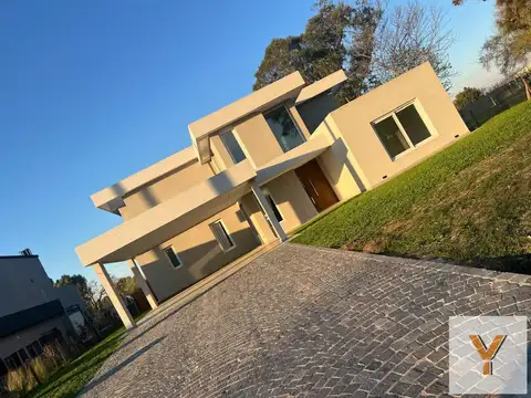 Casa en Alquiler - 4 Dormitorios 3 Baños - 719mts - Berazategui
