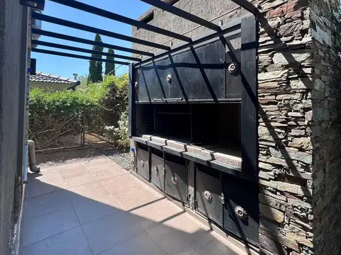 Casa en Alquiler con 2 cocheras