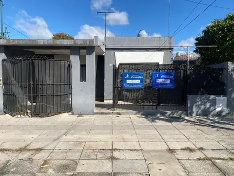 VENTA:  CASA 3 AMBIENTES - CON PATIO- LOMA HERMOSA