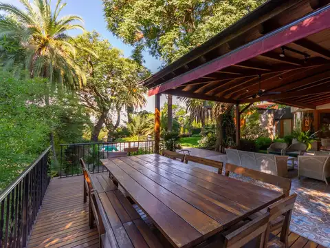 Casa en Venta con 3 cocheras