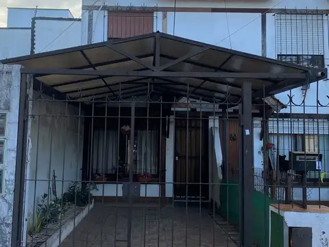 Excelente Dúplex 3 amb. con patio y cochera - muy bien ubicado / V. Luzuriaga