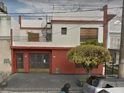 *DEPTO. 2 AMB EN 1º POR ESCALERA *LIVING, COCINA C/ BARRA DESAYUNADORA *TERRAZA PROPIA C/ LAVADERO