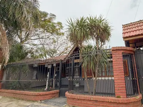 CASA 4 AMB  EN VENTA EN TEMPERLEY QUINCHO Y PILETA