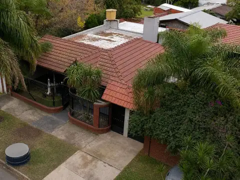 CASA 4 AMB  EN VENTA EN TEMPERLEY QUINCHO Y PILETA