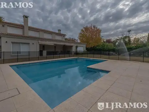 Casa 6 ambientes con 5 baños