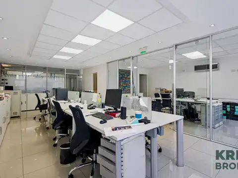 Oficina 8 ambientes con 4 baños