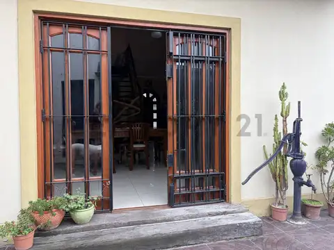 Casa en Venta con 2 cocheras