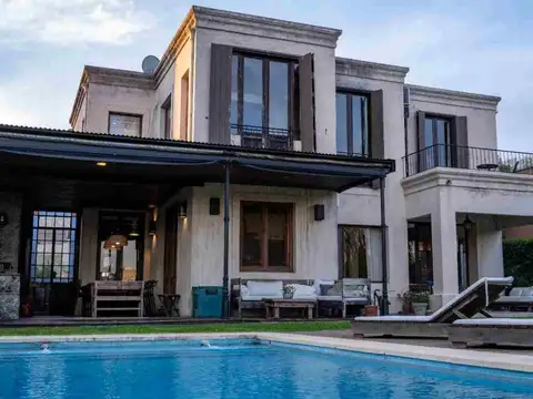 Casa en Venta con 2 cocheras
